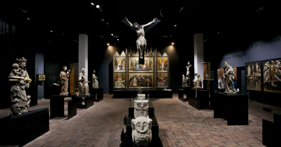 Sala muzealna, na jej końcu stoi tryptyk, przedstawiający motywy religijne, do niego prowadzi szpaler rzeźb świętych. Po środku sali znajdują się rzeźby zwierząt, nad nimi wisi rzeźba ukrzyżowanego Jezusa.