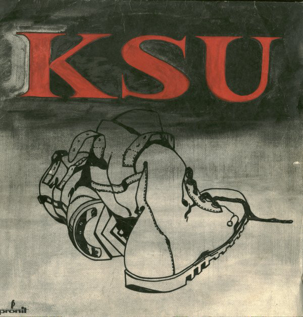 Okładka płyty przedstawia narysowane kontury pary glanów. Nad nimi znajduje się czerwony napis: „KSU”.