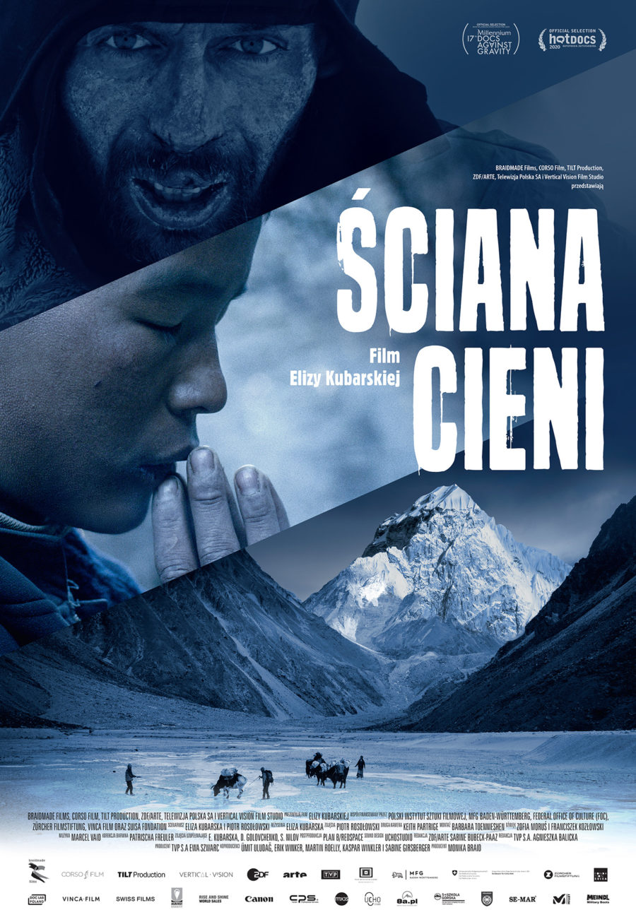 Plakat filmu, na którym znajdują się trzy kadry ustawione pod sobą. Od góry: mężczyzna z oszronioną twarzą, modlący się chłopiec, grupa ludzi przeprawiająca się przez przełęcz. Na tle obrazów znajduje się biały napis: „Ściana cieni, film Elizy Kubarskiej”.
