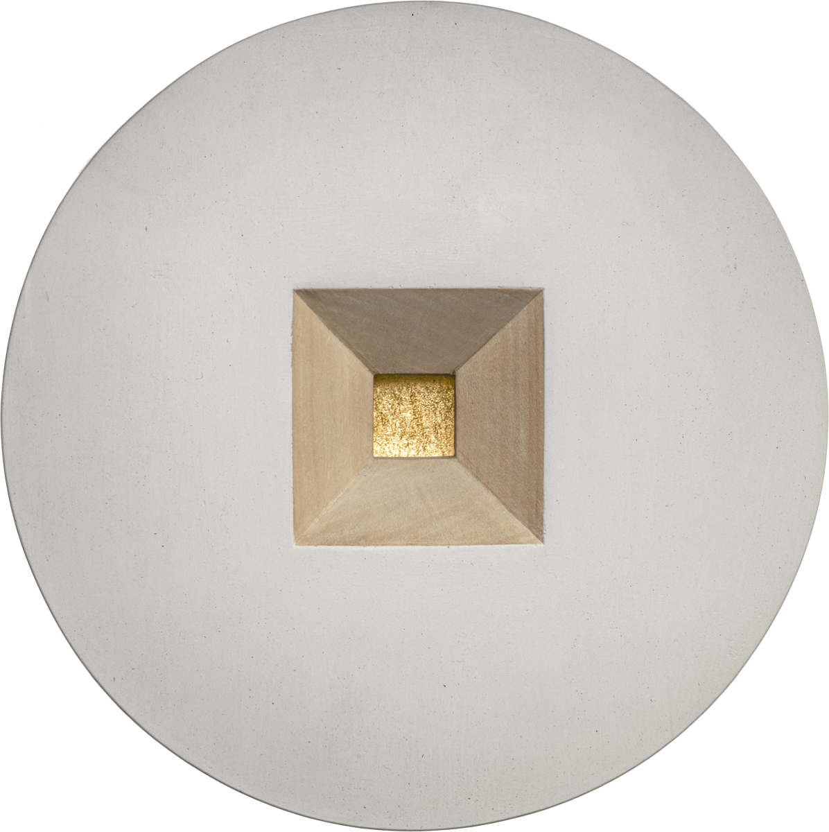 Grafika, na białym tle znajduje się szare koło, w którego centrum stoi drewniana piramida ze ściętym czubkiem. Płaski dach piramidy wykonany jest ze złota.