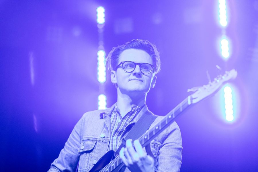 Mężczyzna gra koncert na gitarze elektrycznej.