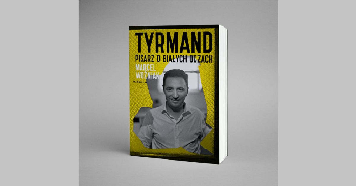 Książka Marcela Woźniaka „Leopold Tyrmand pisarz o białych oczach”. Okładka przedstawia portret Tyrmanda wycięty w metalowej siatce.