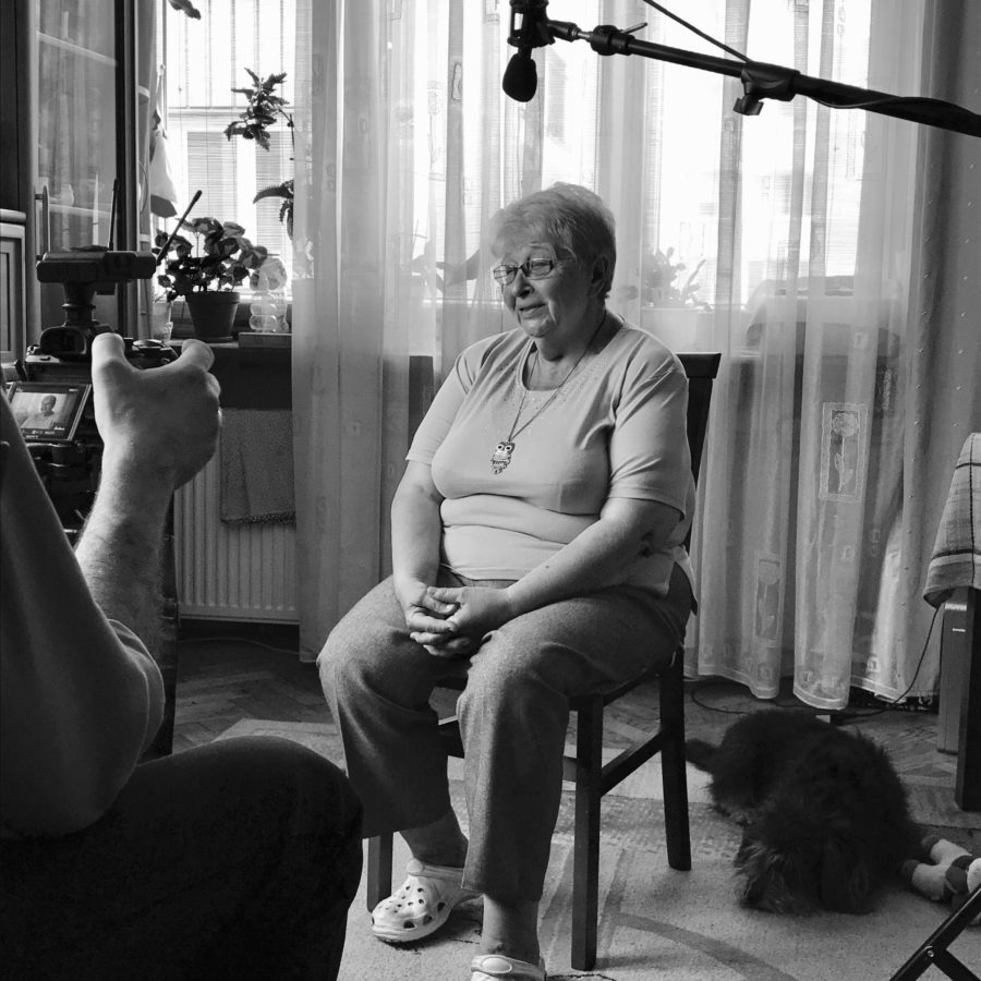 Kulisy powstawania filmu. Starsza kobieta udziela wywiadu.