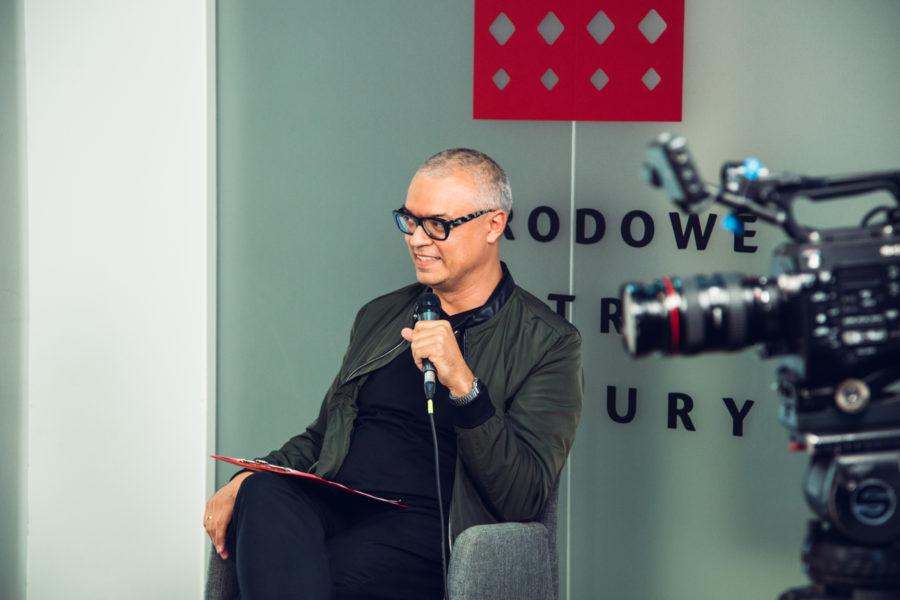 Prowadzący debatę zabiera głos.