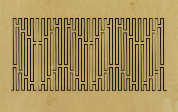 Rysunek składający się z prostokątnej linii, tworzącej prostokątny labirynt.