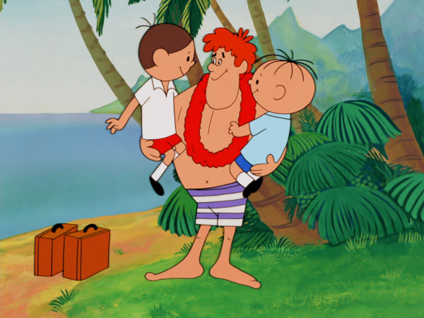 Na tropikalnej wyspie, dwóch chłopców siedzi na rękach silnego mężczyzny. Obok nich leżą dwie walizki.