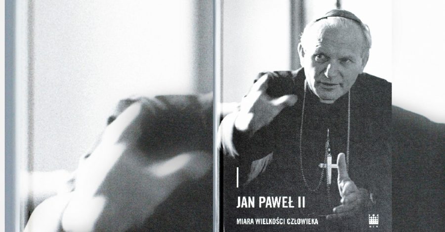 Książka: „Jan Paweł II - miara wielkości człowieka”, z czarnobiałym portretem papieża na okładce.