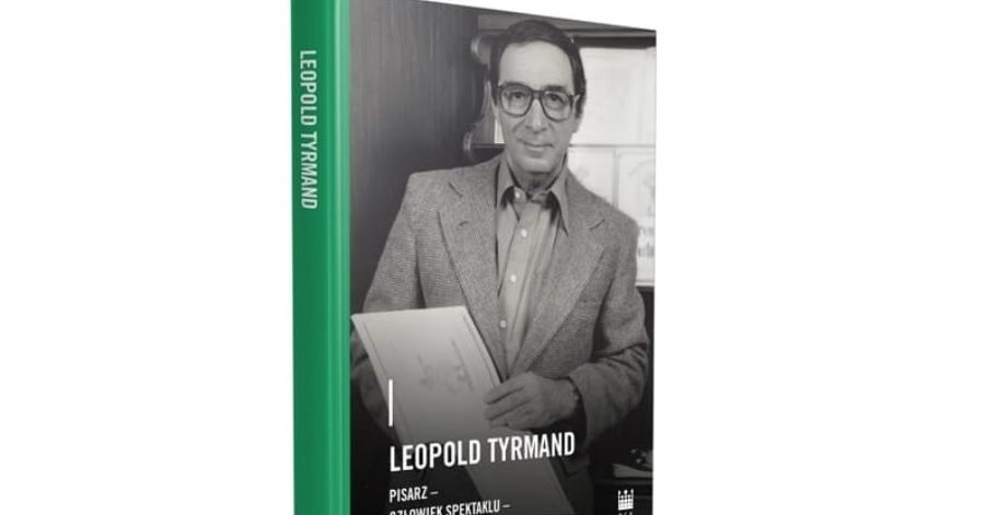 Okładka książki przedstawia elegancko ubranego mężczyznę, który trzyma w rękach dokumenty. Grzbiet książki jest koloru zielonego.
