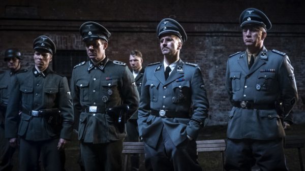 Kadr z filmu, grupa oficerów niemieckich przygląda się czemuś.
