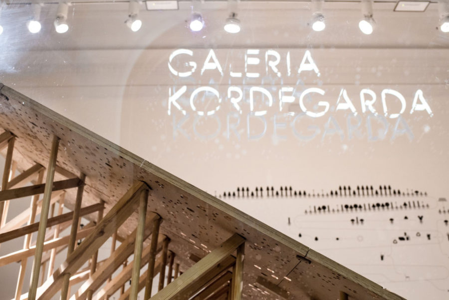 Fragment ekspozycji przedstawia drewnianą konstrukcje w Galerii Kordegarda