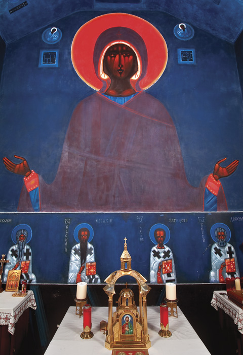 Wielki portret Matki Boskiej namalowany na kamiennej ścianie. Poniżej znajdują się cztery mniejsze portretu świętych.