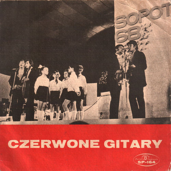 Okładka płyty zespołu "Czerwone Gitary" przedstawia muzyków występujących na scenie podczas koncertu w Sopocie.